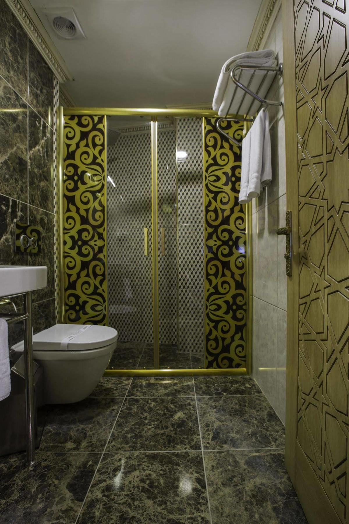 Phosphorion Hotel อิสตันบูล ภายนอก รูปภาพ A shower enclosure